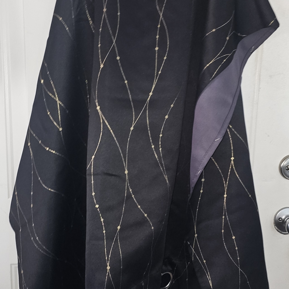 **SOLD**𝔹𝕝𝕒𝕔𝕜 𝕨𝕚𝕥𝕙 𝔾𝕠𝕝𝕕 𝔻𝕖𝕤𝕚𝕘𝕟 ℂ𝕦𝕣𝕥𝕒𝕚𝕟𝕤 - Picture 3 of 8